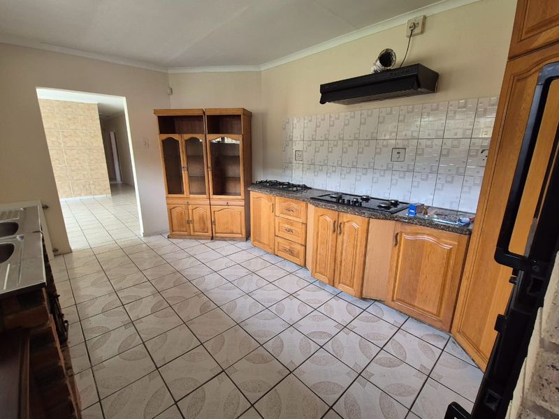 3 Bedroom House To Let in Woodhaven - R9,000 pm - Photo 2