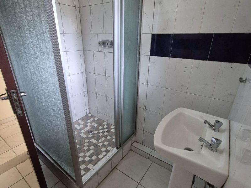 3 Bedroom House To Let in Woodhaven - R9,000 pm - Photo 8