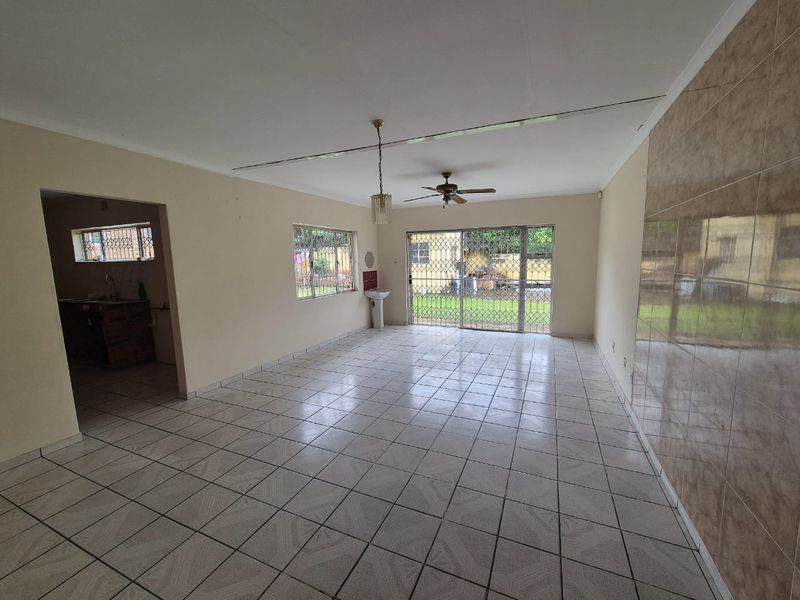 3 Bedroom House To Let in Woodhaven - R9,000 pm - Photo 3