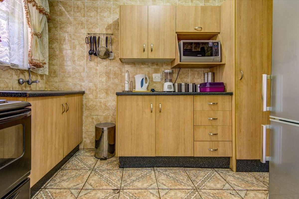 Charming Home with Spacious Living and Ideal Amenities - Photo 2
