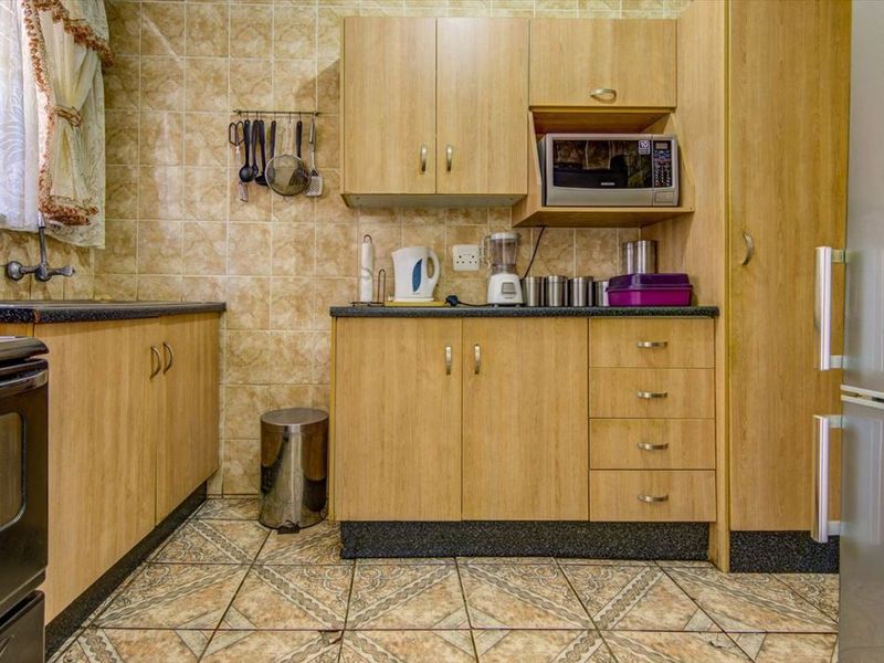 Charming Home with Spacious Living and Ideal Amenities - Photo 2