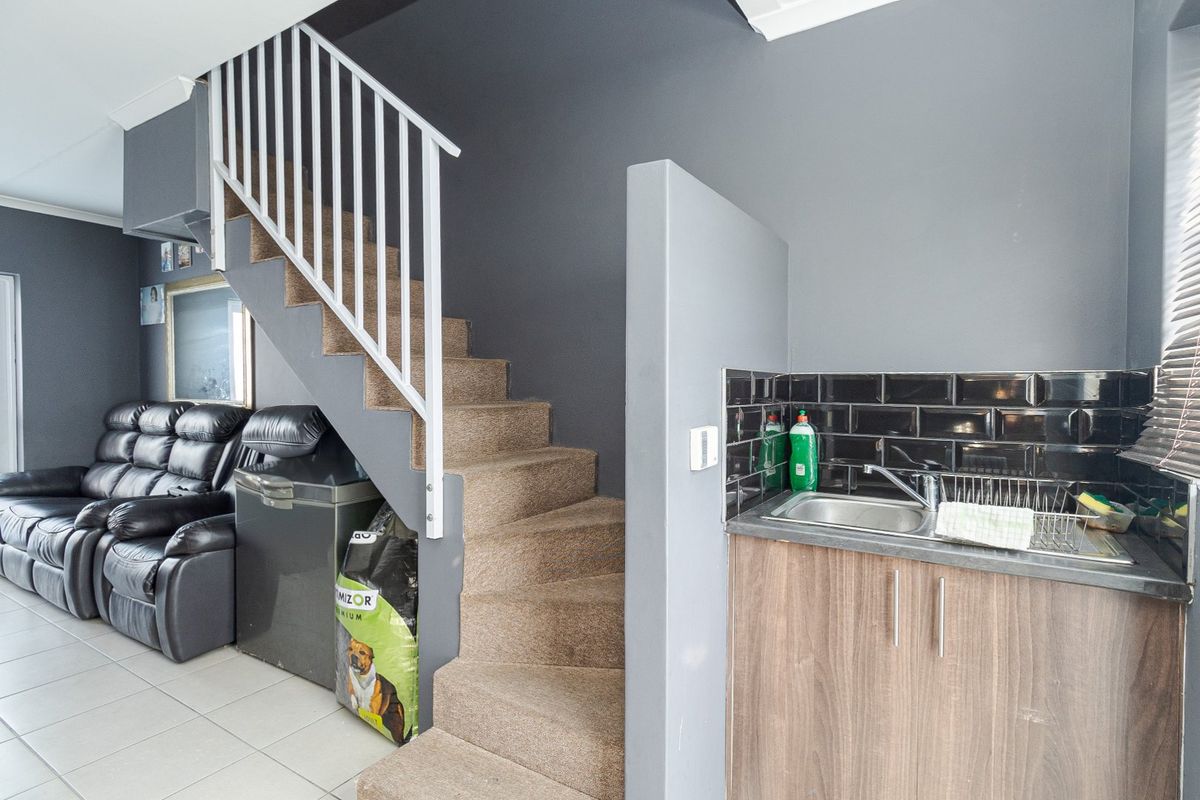 Perfect Starter Home or Investment Opportunity in Bardale Village! - Photo 4