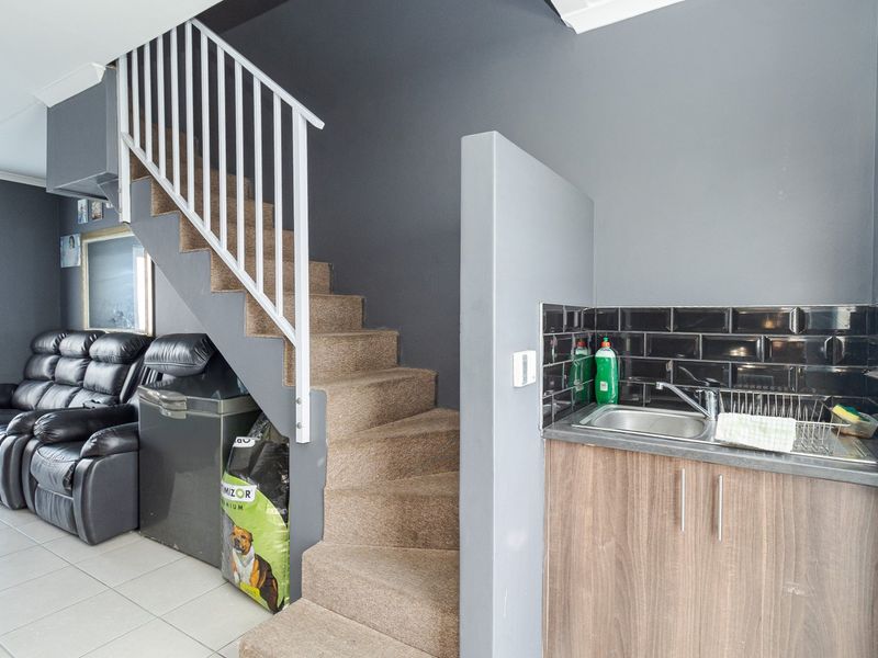 Perfect Starter Home or Investment Opportunity in Bardale Village! - Photo 4