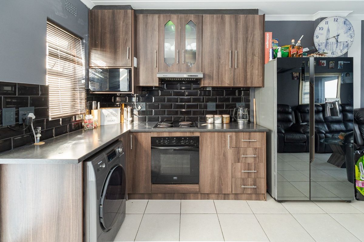 Perfect Starter Home or Investment Opportunity in Bardale Village! - Photo 3