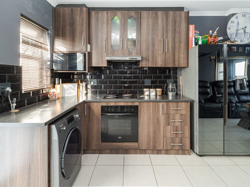 Perfect Starter Home or Investment Opportunity in Bardale Village! - Photo 3