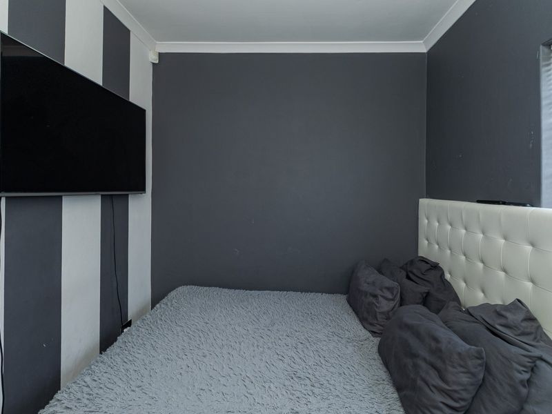 Perfect Starter Home or Investment Opportunity in Bardale Village! - Photo 9