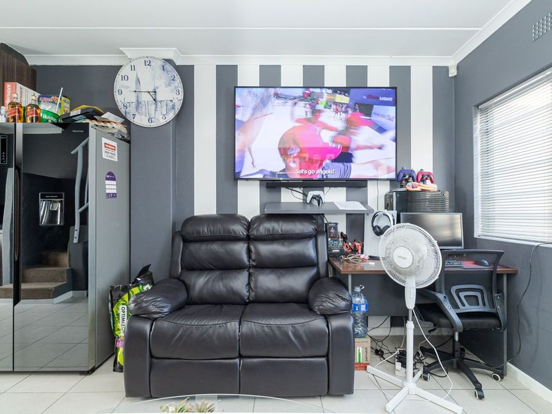 Perfect Starter Home or Investment Opportunity in Bardale Village! - Photo 6