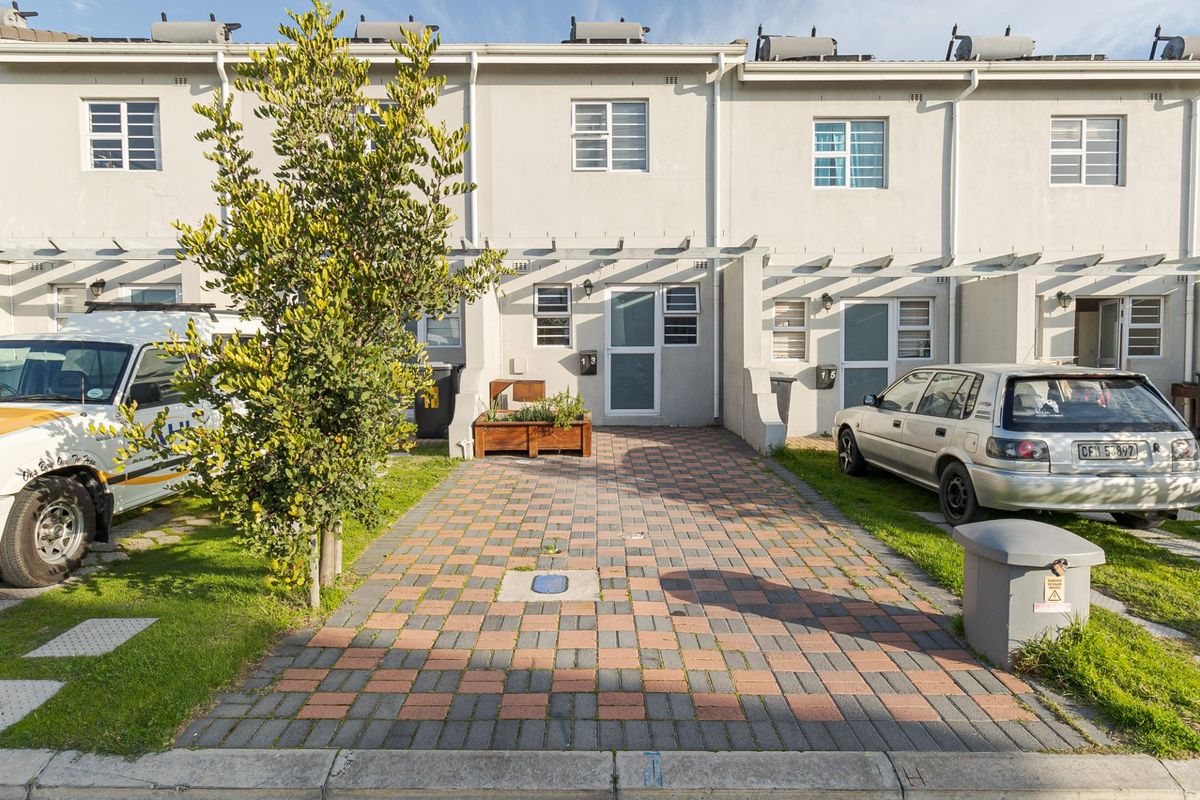 Perfect Starter Home or Investment Opportunity in Bardale Village! - Photo 2