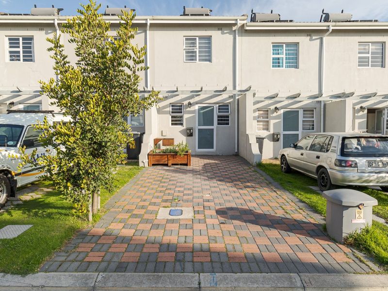 Perfect Starter Home or Investment Opportunity in Bardale Village! - Photo 2