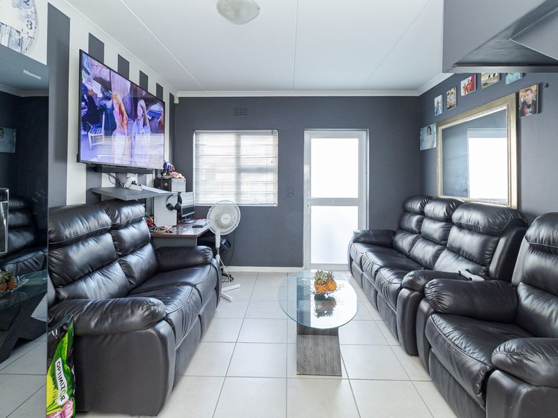 Perfect Starter Home or Investment Opportunity in Bardale Village! - Photo 5