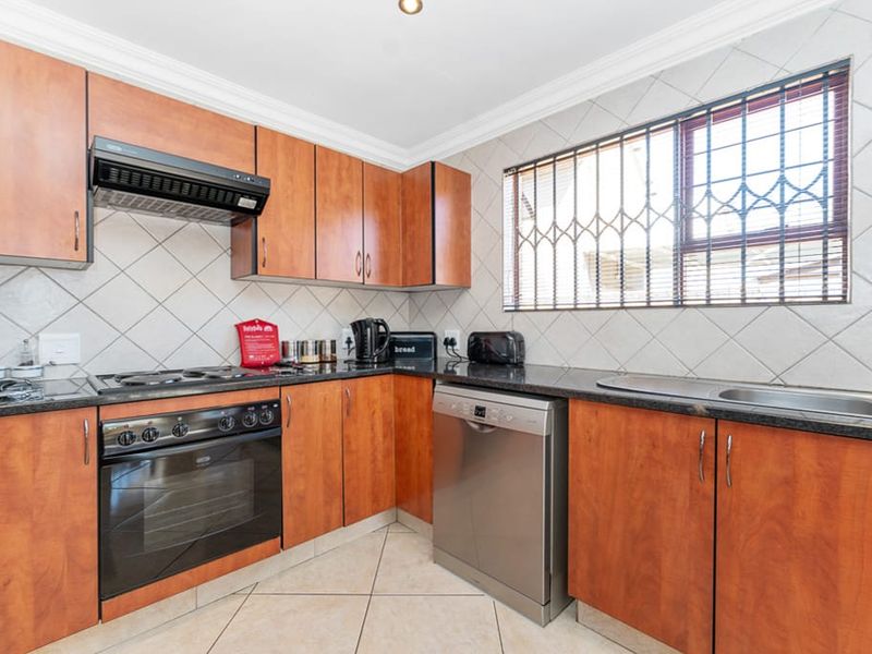 Spacious Family Home in Vaal Marina - Photo 10