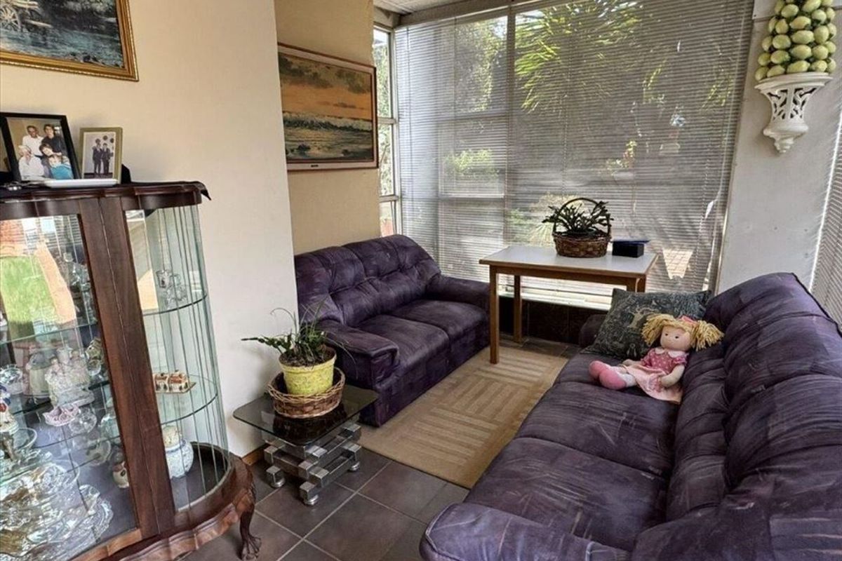 Spacious 7-Bedroom Home - Photo 2