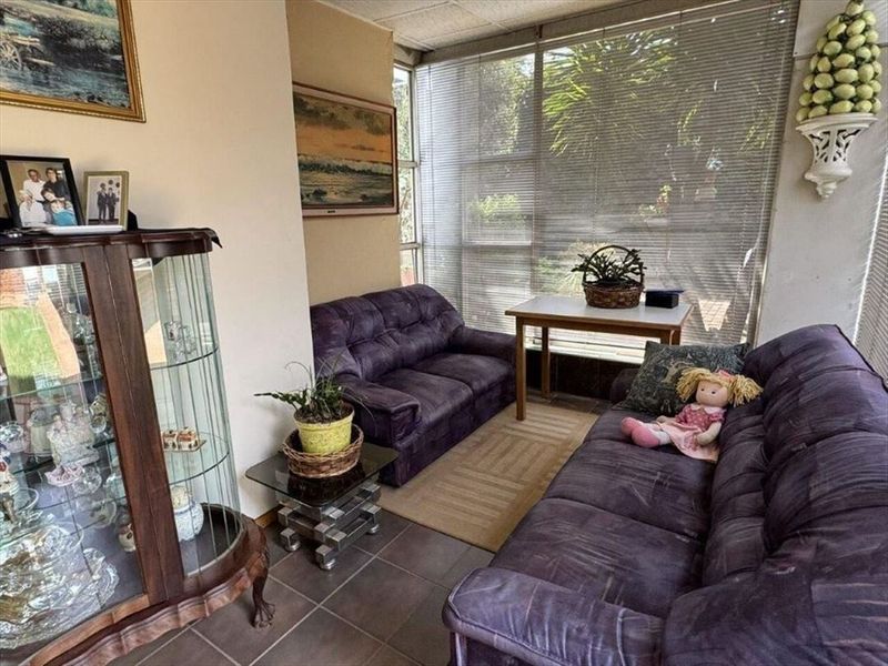 Spacious 7-Bedroom Home - Photo 2