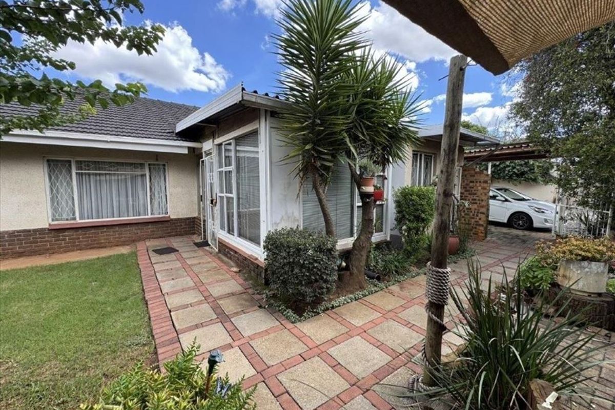 Spacious 7-Bedroom Home - Photo 3