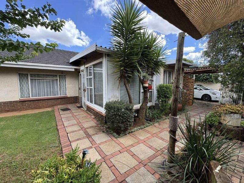 Spacious 7-Bedroom Home - Photo 3