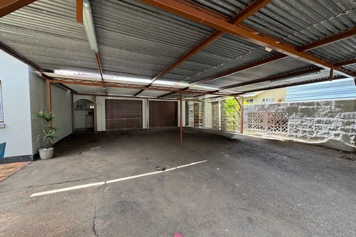 Spacious 5-Bedroom Home with Granny Flat and Pool - Photo 2