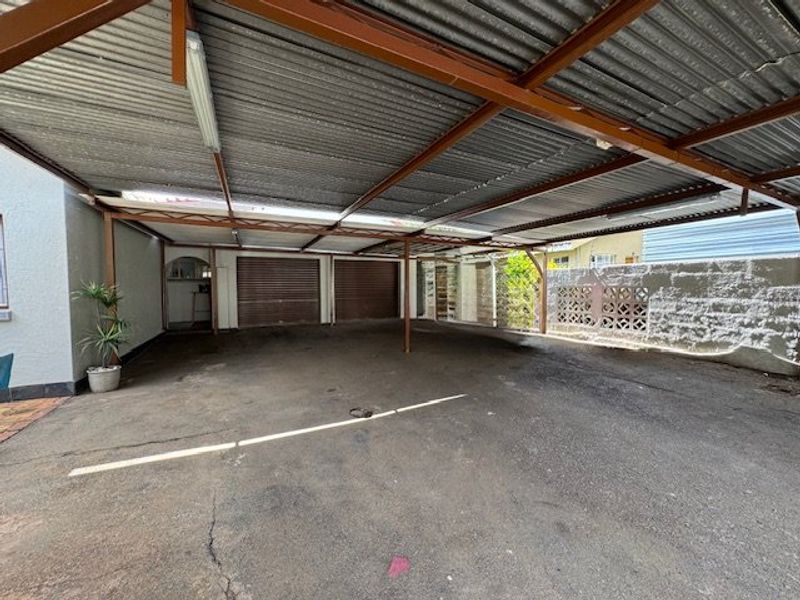 Spacious 5-Bedroom Home with Granny Flat and Pool - Photo 2