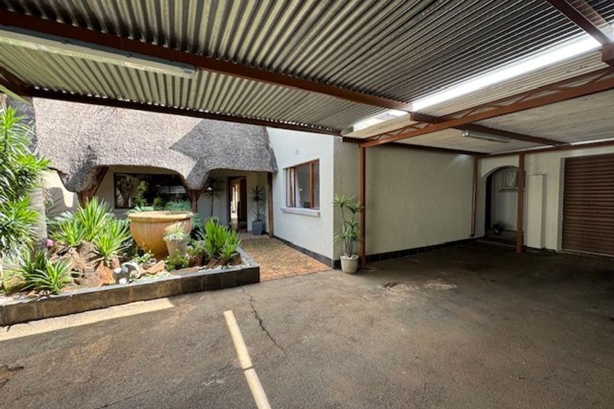 Spacious 5-Bedroom Home with Granny Flat and Pool - Photo 3