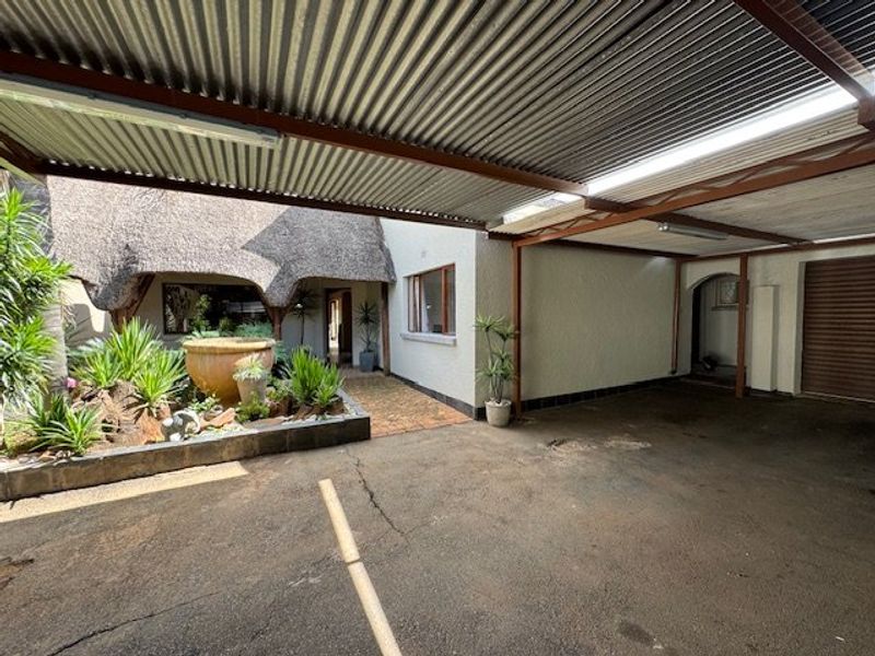 Spacious 5-Bedroom Home with Granny Flat and Pool - Photo 3