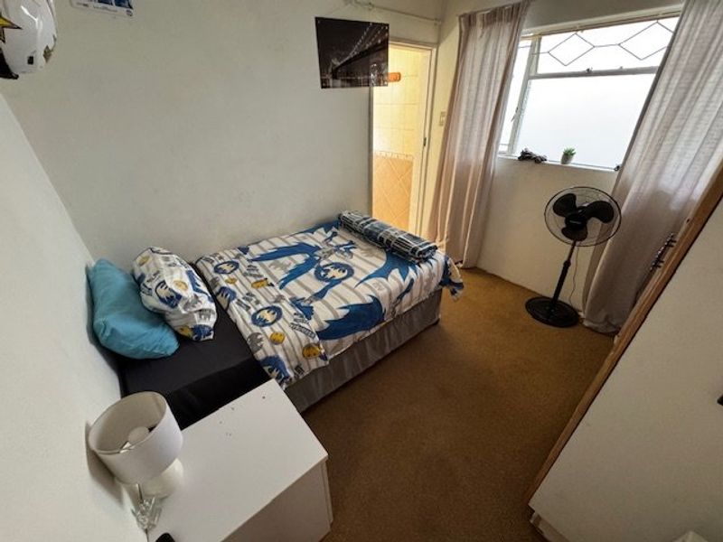 Spacious 5-Bedroom Home with Granny Flat and Pool - Photo 10