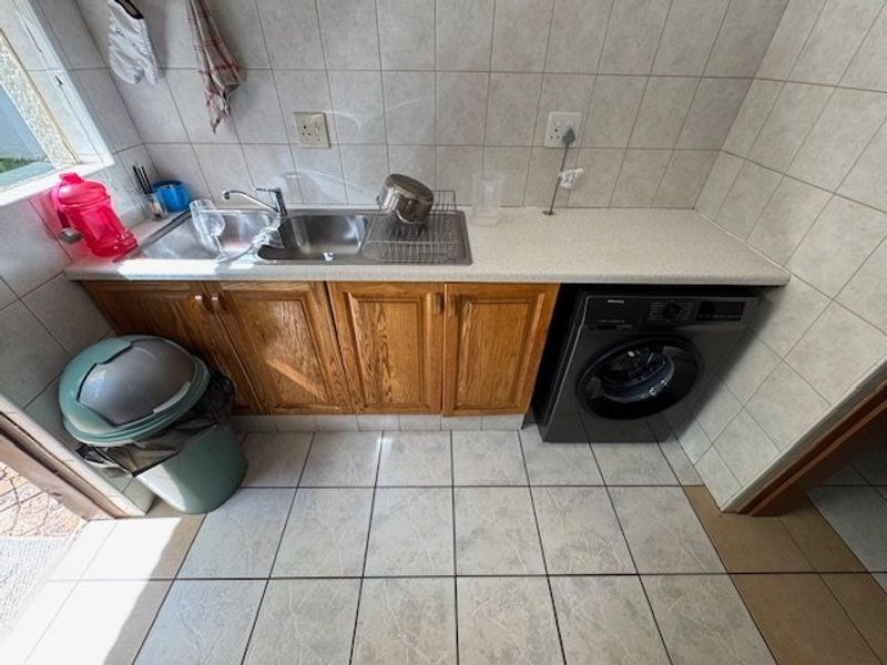 Spacious 5-Bedroom Home with Granny Flat and Pool - Photo 9