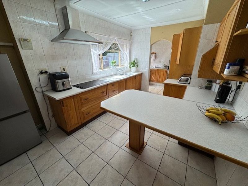 Spacious 5-Bedroom Home with Granny Flat and Pool - Photo 7