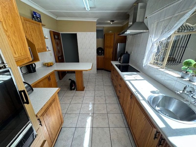 Spacious 5-Bedroom Home with Granny Flat and Pool - Photo 8