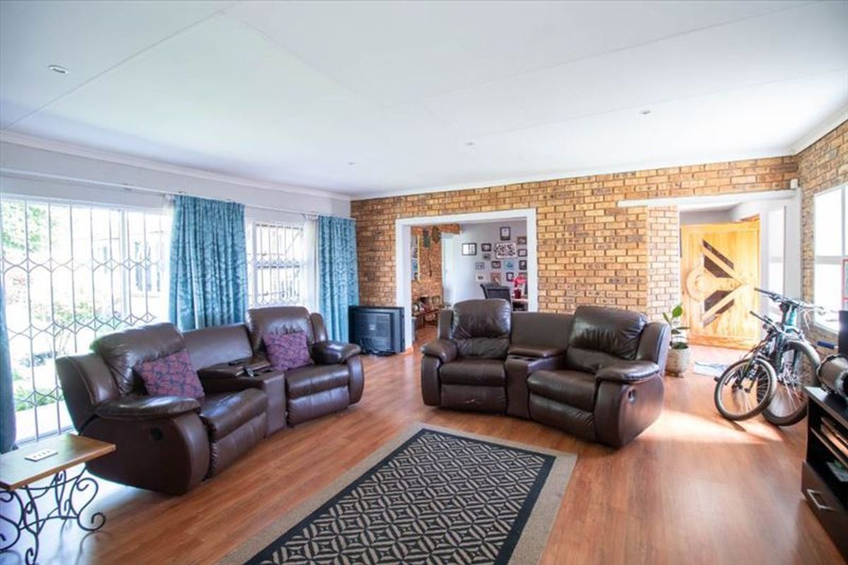 Spacious Family Home with Pool - Photo 2