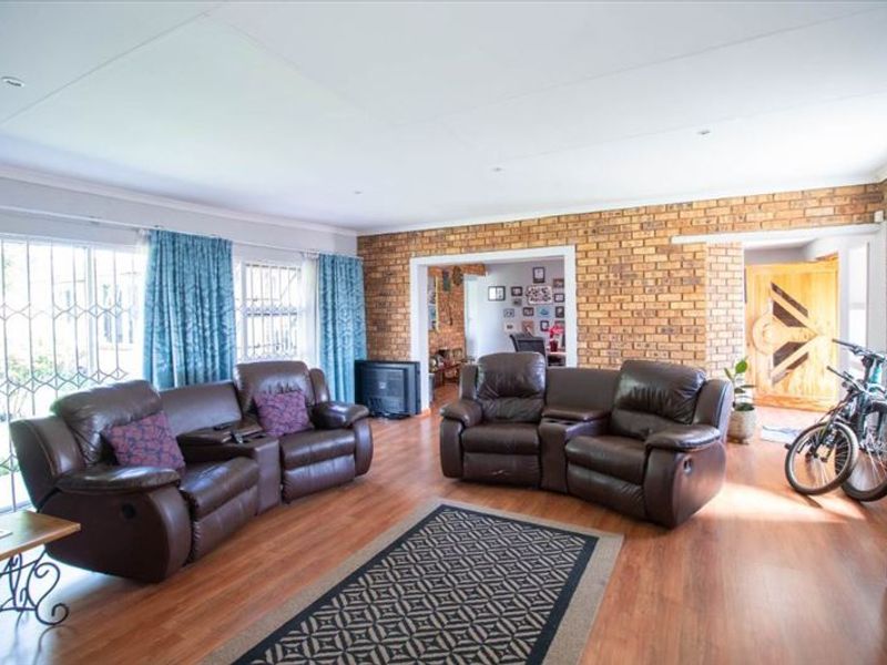 Spacious Family Home with Pool - Photo 2