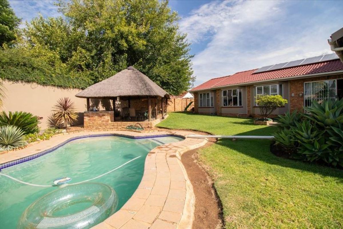 Spacious Family Home with Pool - Photo 3