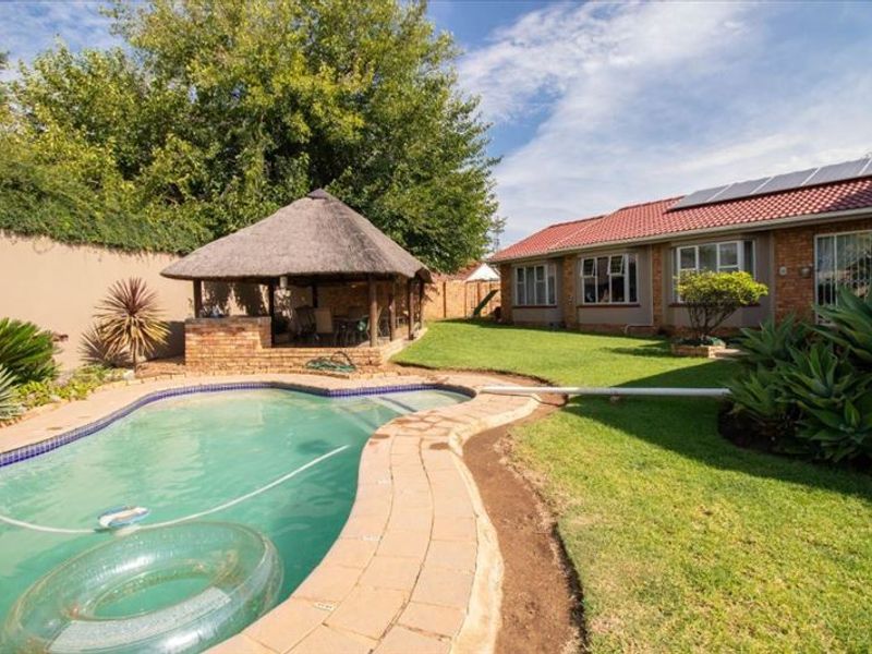 Spacious Family Home with Pool - Photo 3