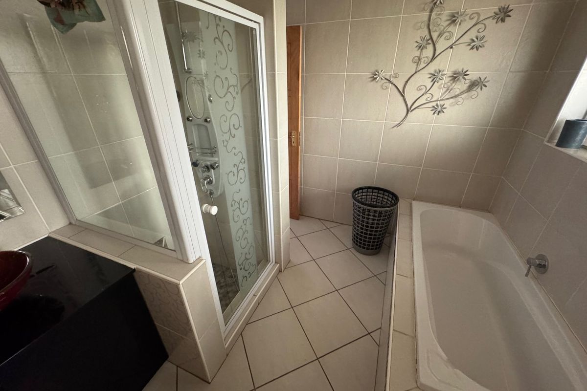 Spacious Family Home with Pool - Photo 4