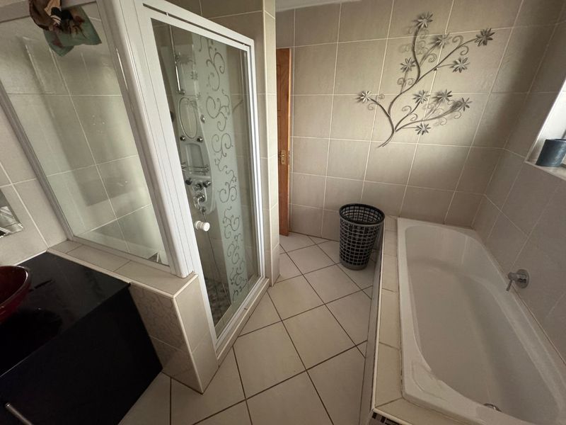 Spacious Family Home with Pool - Photo 4