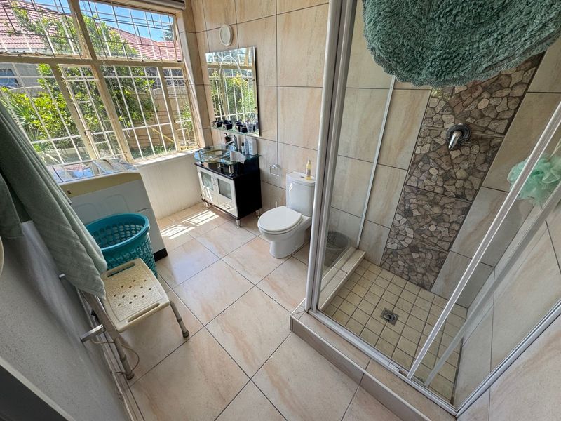 Spacious Family Home with Pool - Photo 6