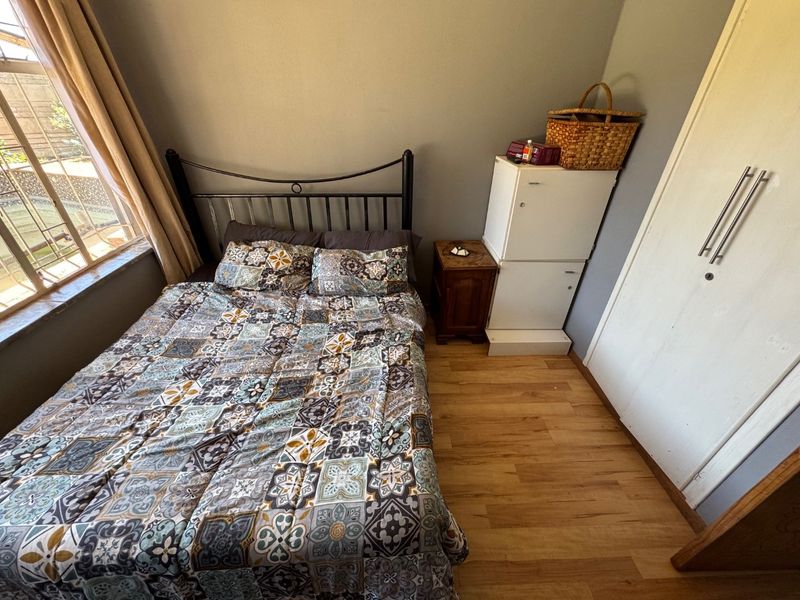 Spacious Family Home with Pool - Photo 3