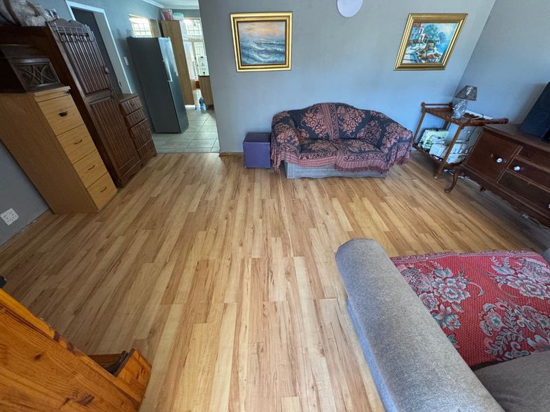 Spacious Family Home with Pool - Photo 7