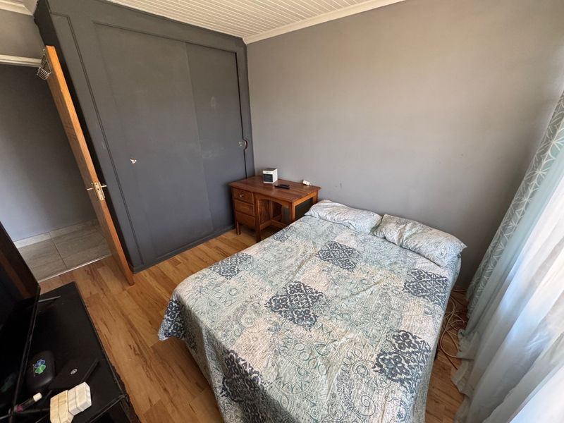 Spacious Family Home with Pool - Photo 2