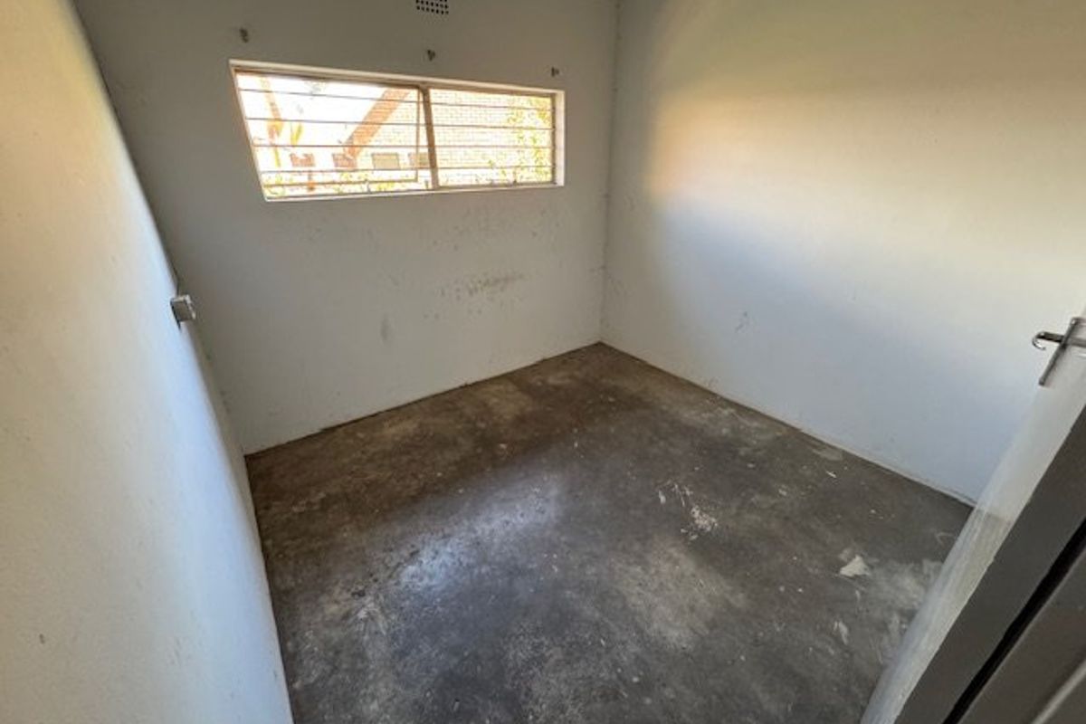 Spacious 5-Bedroom Home with Pool and Ample Parking - Photo 4