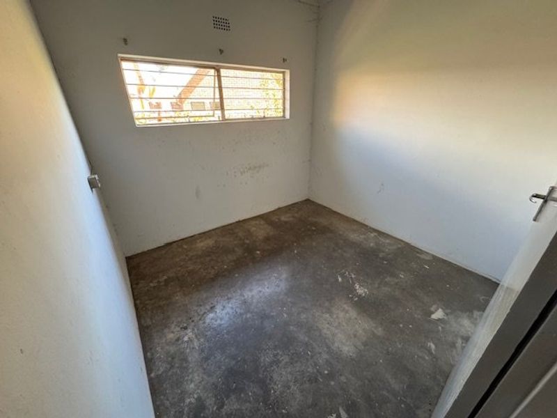 Spacious 5-Bedroom Home with Pool and Ample Parking - Photo 4