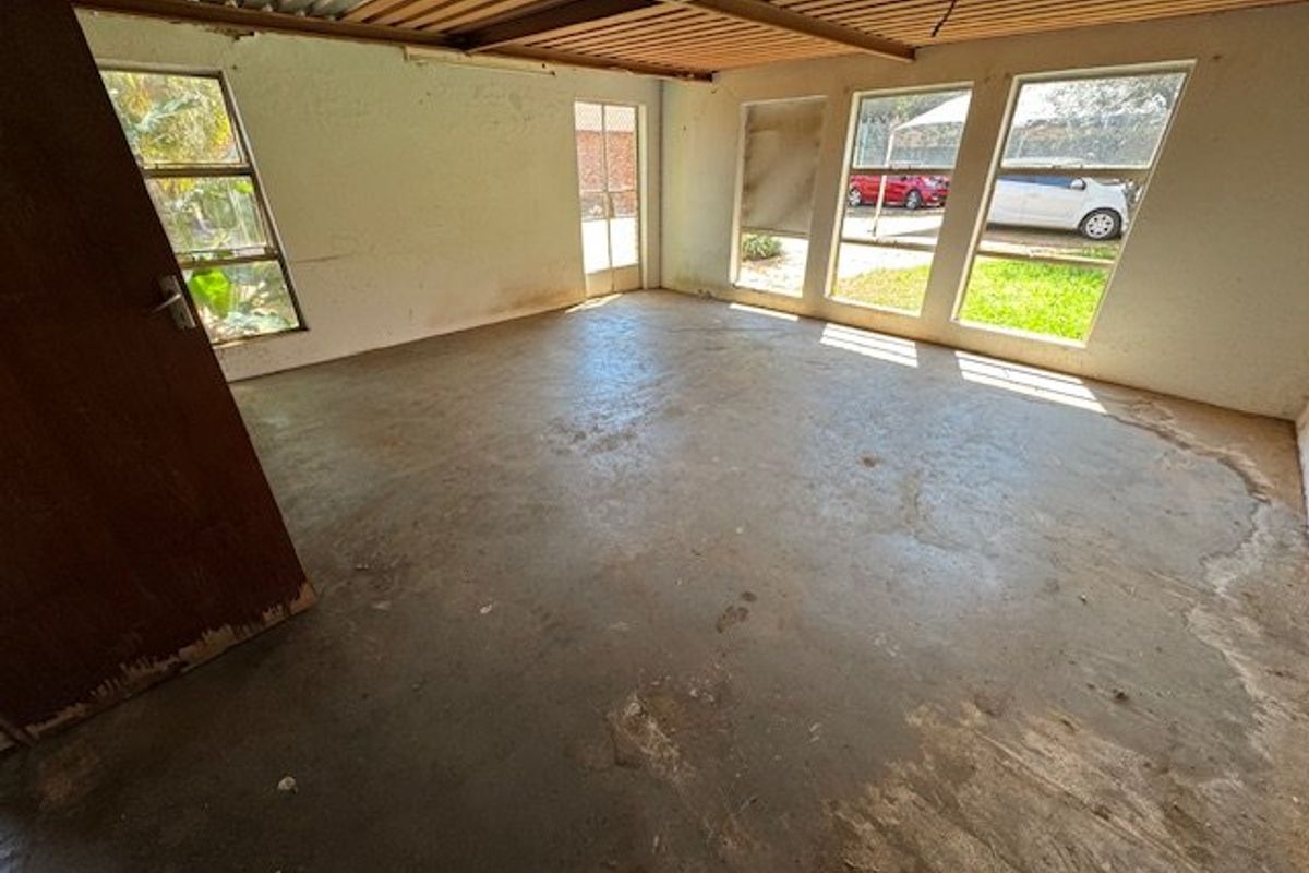 Spacious 5-Bedroom Home with Pool and Ample Parking - Photo 3