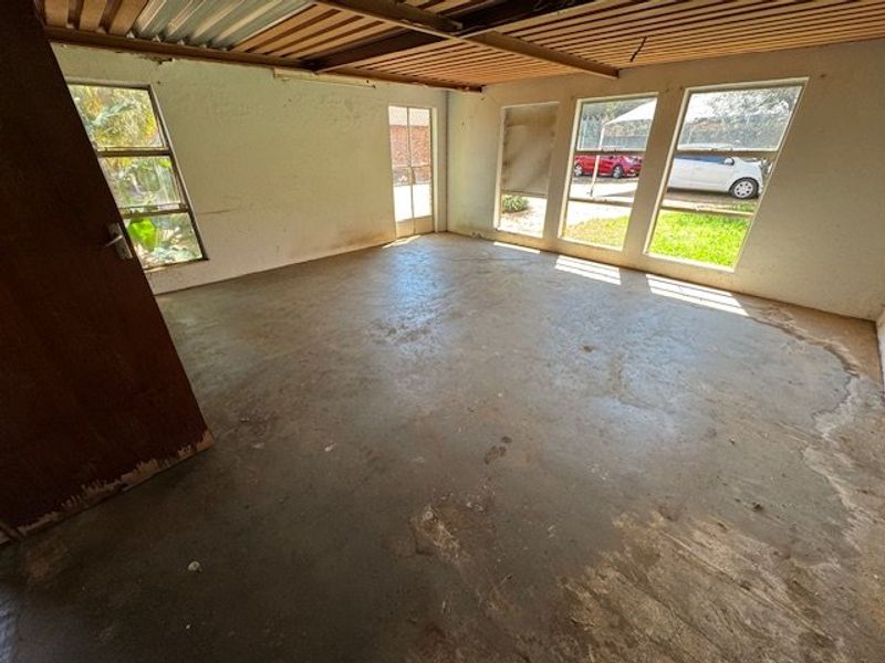 Spacious 5-Bedroom Home with Pool and Ample Parking - Photo 3