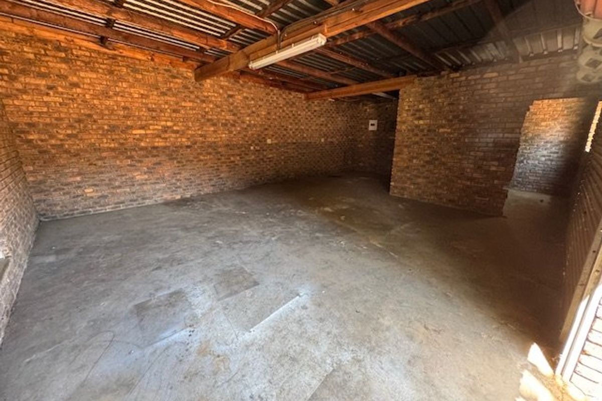 Spacious 5-Bedroom Home with Pool and Ample Parking - Photo 2