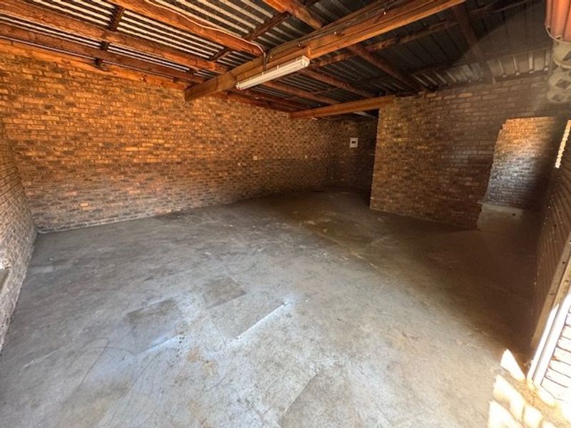 Spacious 5-Bedroom Home with Pool and Ample Parking - Photo 2