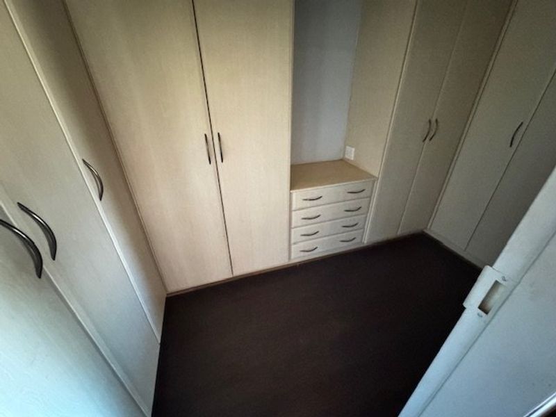 Spacious 5-Bedroom Home with Pool and Ample Parking - Photo 10