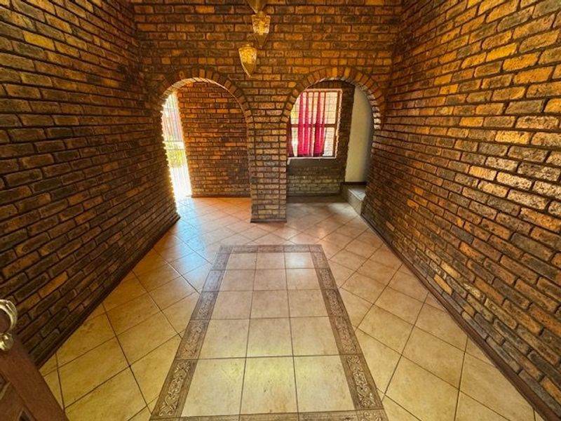 Spacious 5-Bedroom Home with Pool and Ample Parking - Photo 9