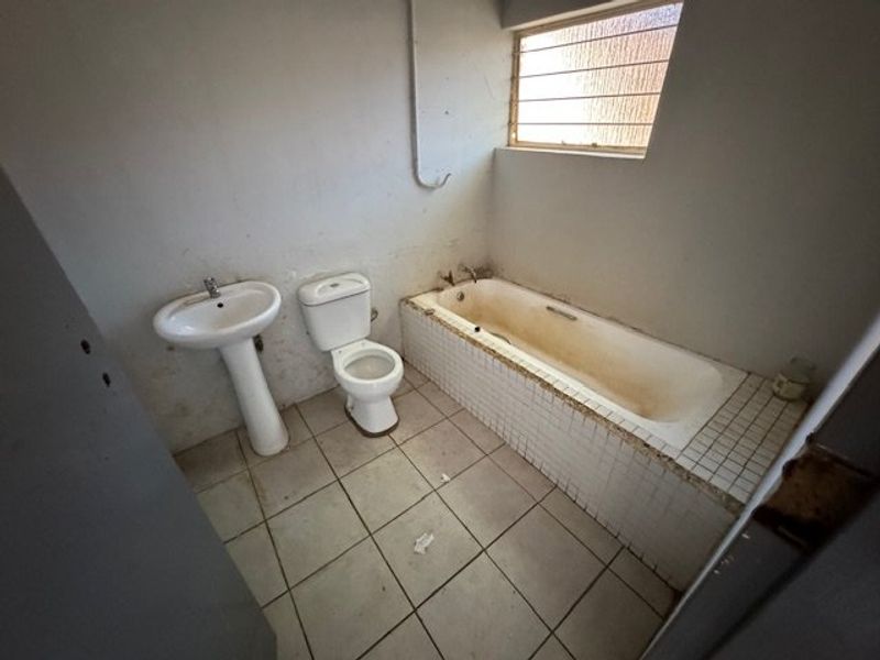 Spacious 5-Bedroom Home with Pool and Ample Parking - Photo 5