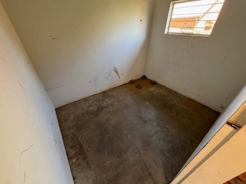 Spacious 5-Bedroom Home with Pool and Ample Parking - Photo 8