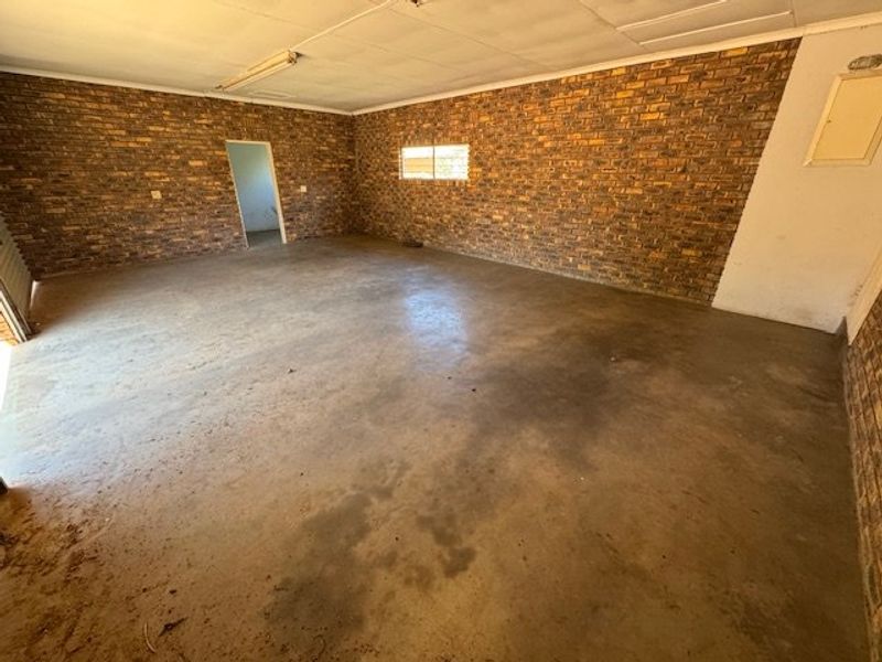 Spacious 5-Bedroom Home with Pool and Ample Parking - Photo 7