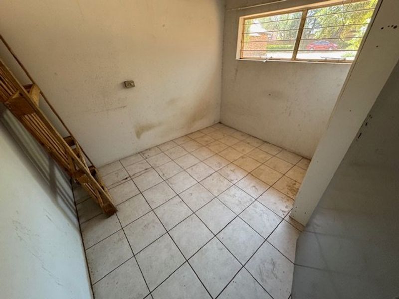 Spacious 5-Bedroom Home with Pool and Ample Parking - Photo 6