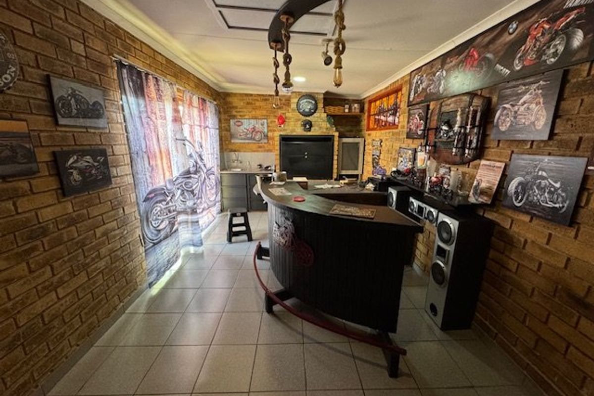Modern 3-Bedroom Home with Granny Flat and Pool - Photo 3